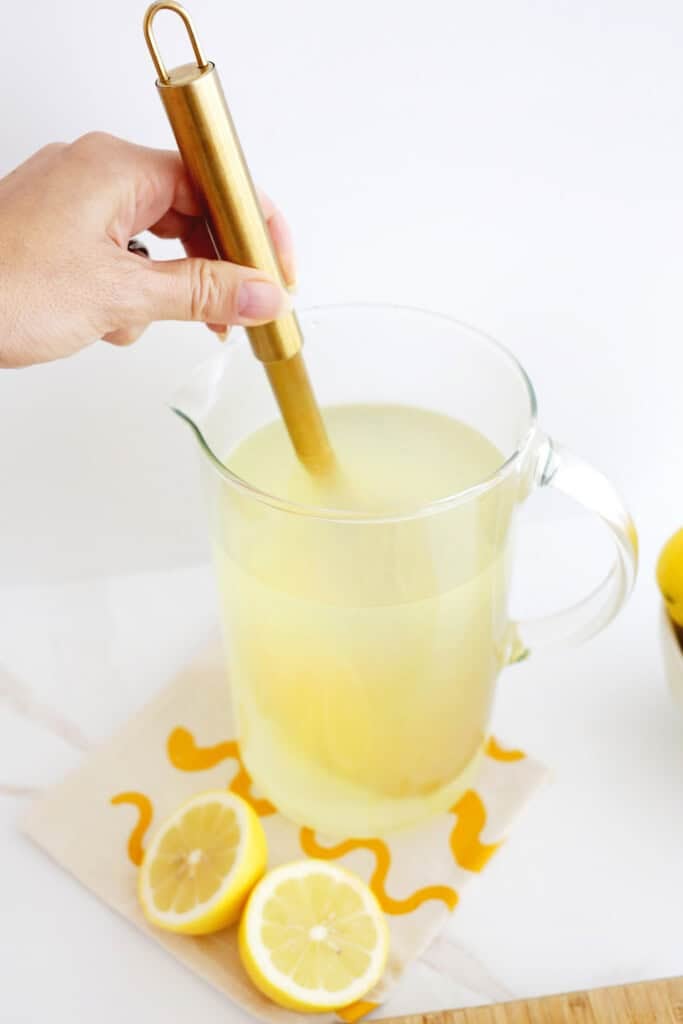 making homemade lemonade