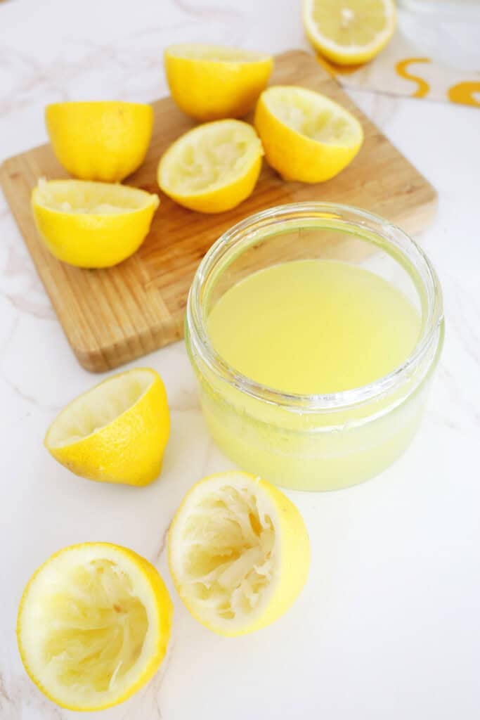 making homemade lemonade
