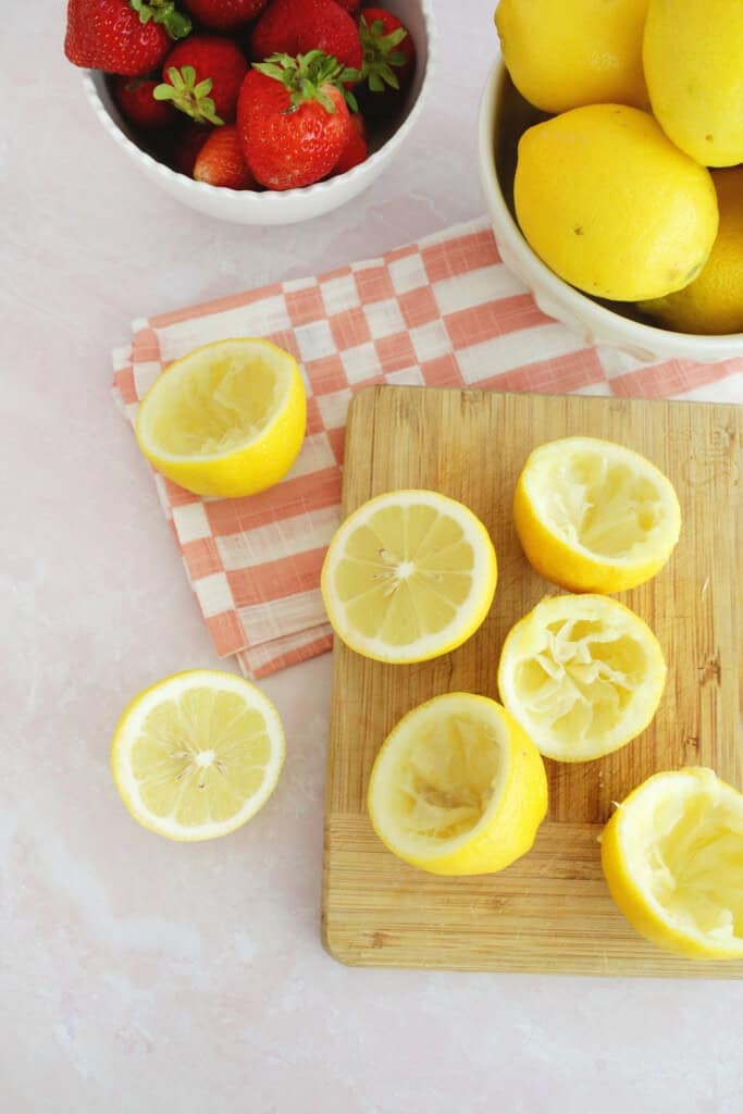making homemade lemonade