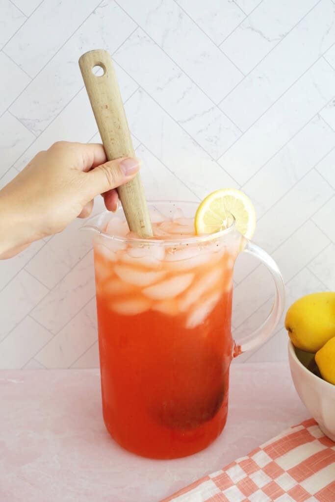 making homemade strawberry lemonade