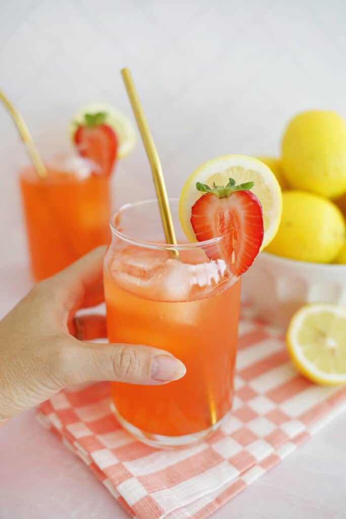 making homemade strawberry lemonade